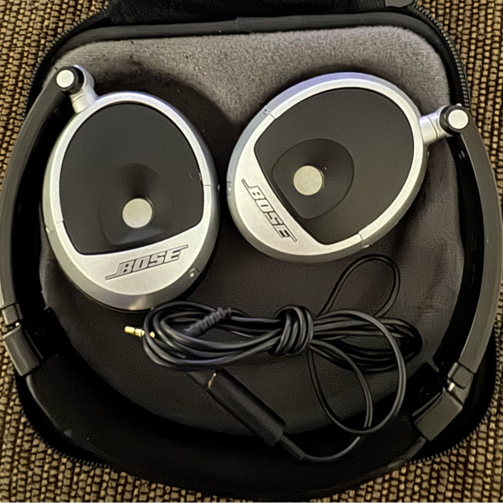 009 Bose Headphones | Bose Quietcomfort 15 Over Ear Headphones | Black/Silver